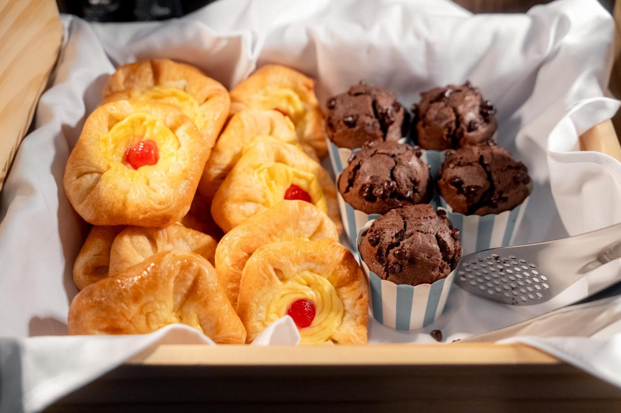 Ascott Embassy Sathorn Bangkok Ξενοδοχείο Εξωτερικό φωτογραφία A selection of pastries