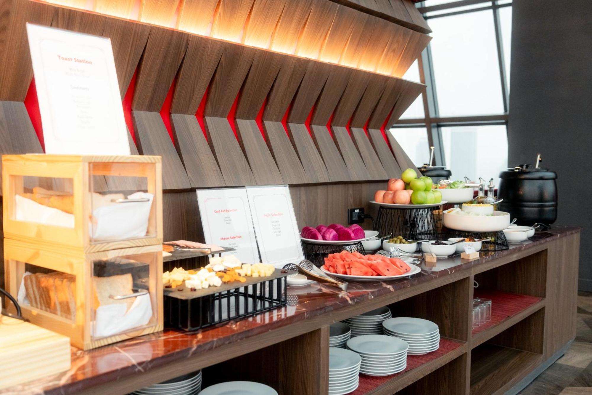 Ascott Embassy Sathorn Bangkok Ξενοδοχείο Εξωτερικό φωτογραφία A buffet at a hotel