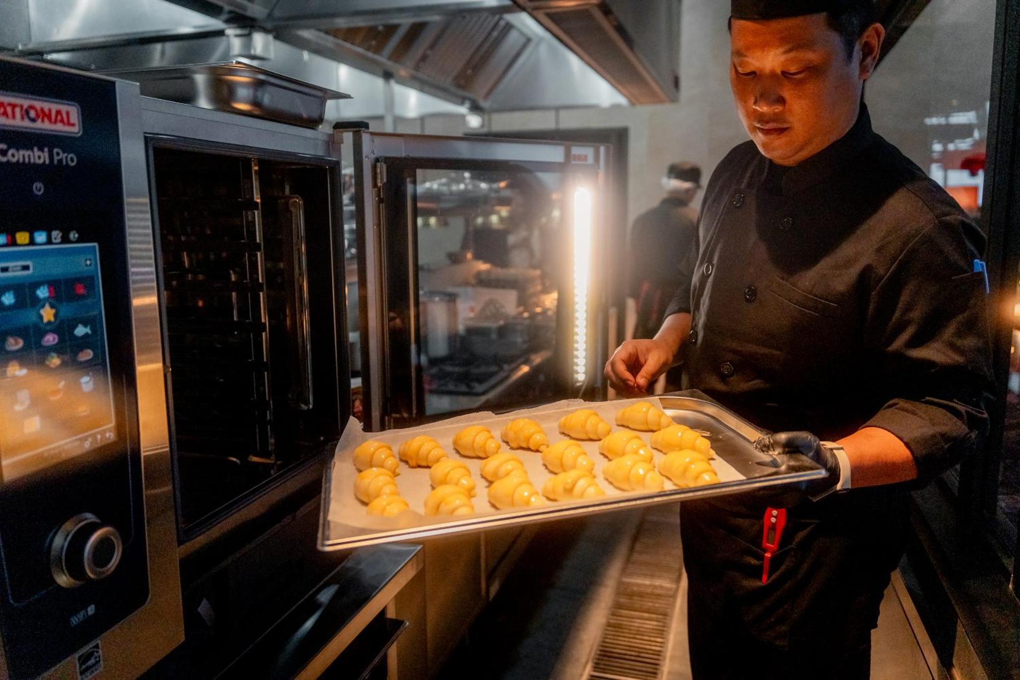 Ascott Embassy Sathorn Bangkok Ξενοδοχείο Εξωτερικό φωτογραφία A sous chef at work