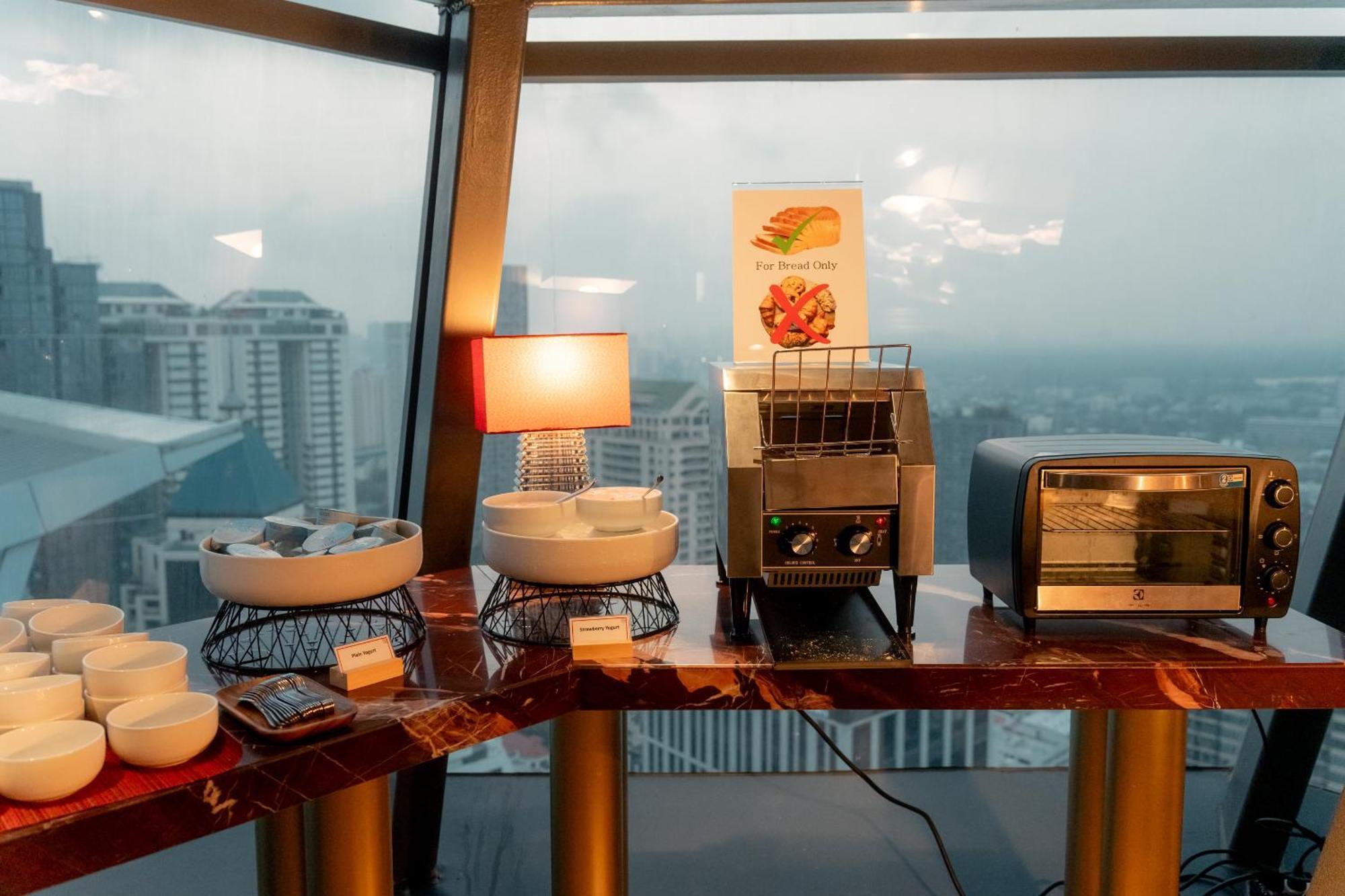 Ascott Embassy Sathorn Bangkok Ξενοδοχείο Εξωτερικό φωτογραφία A coffee machine at a hotel