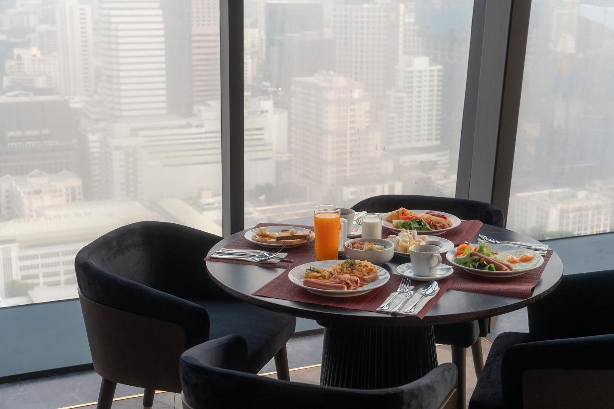 Ascott Embassy Sathorn Bangkok Ξενοδοχείο Εξωτερικό φωτογραφία Breakfast at the 360° Restaurant