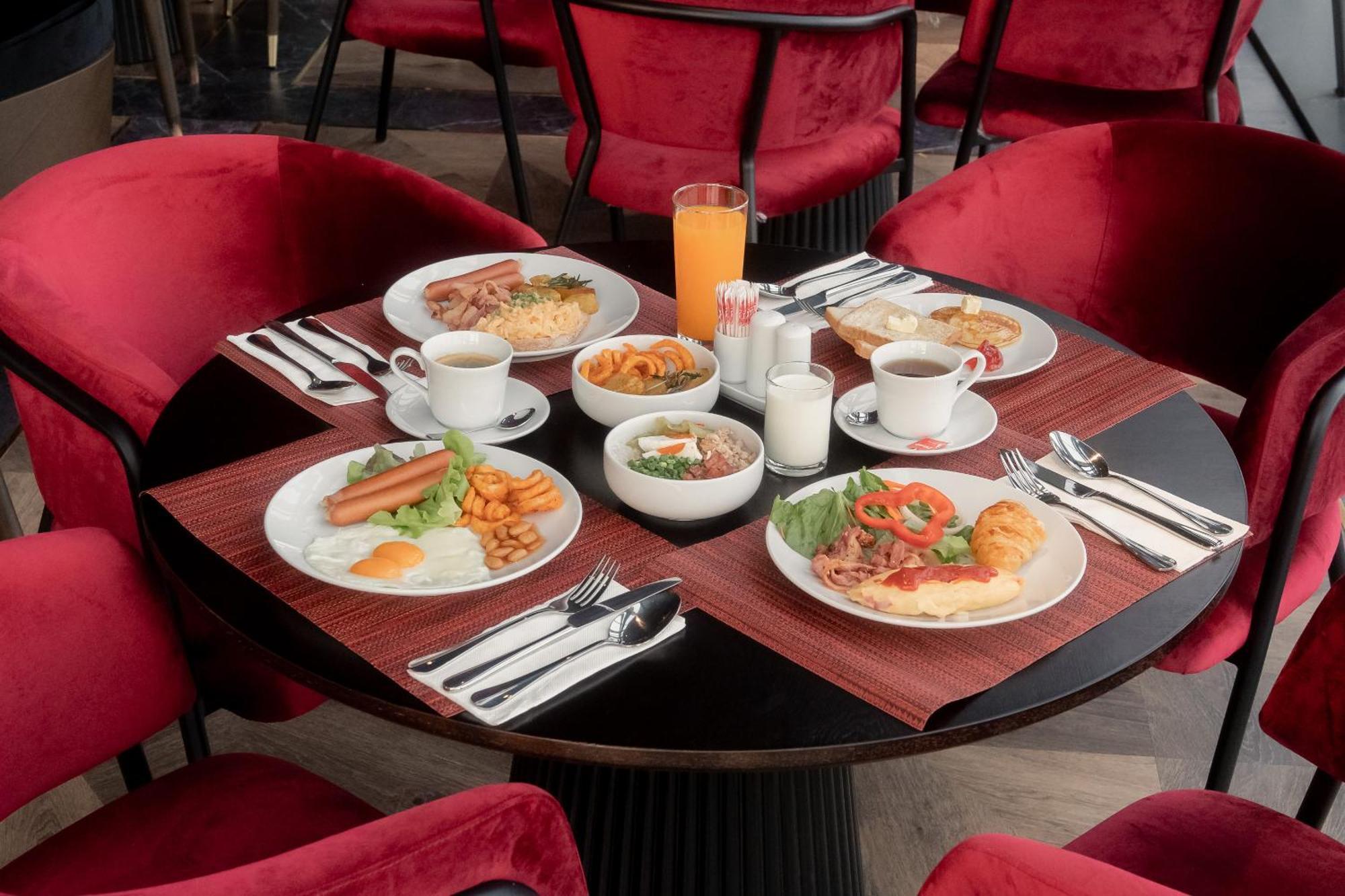Ascott Embassy Sathorn Bangkok Ξενοδοχείο Εξωτερικό φωτογραφία A breakfast table at the hotel