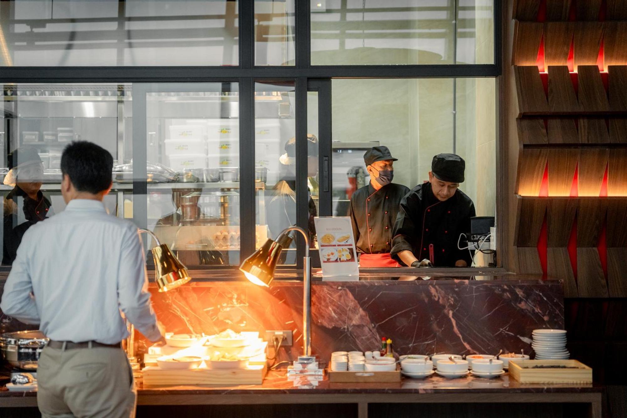 Ascott Embassy Sathorn Bangkok Ξενοδοχείο Εξωτερικό φωτογραφία A carver at work