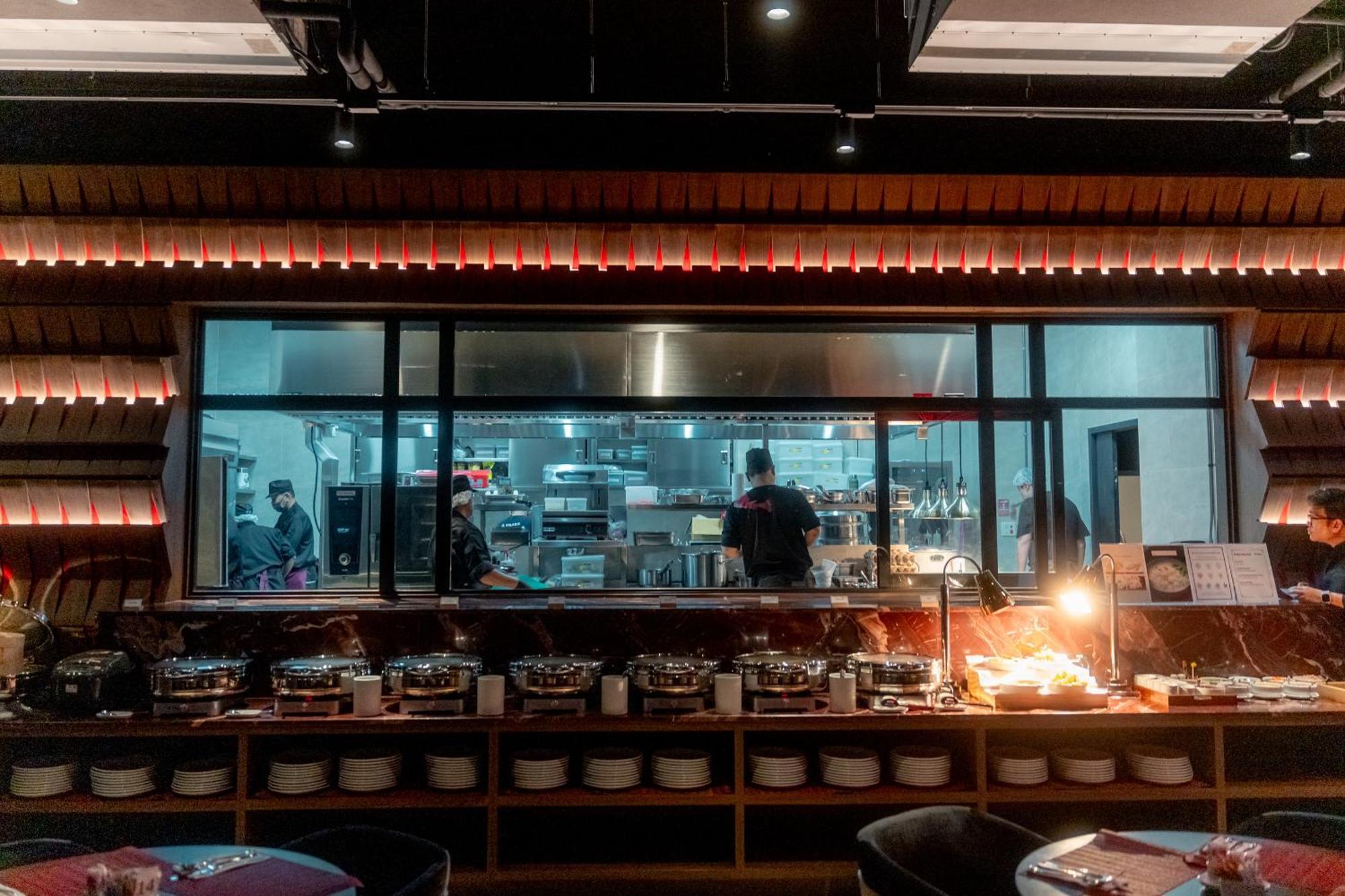 Ascott Embassy Sathorn Bangkok Ξενοδοχείο Εξωτερικό φωτογραφία The open kitchen at the restaurant