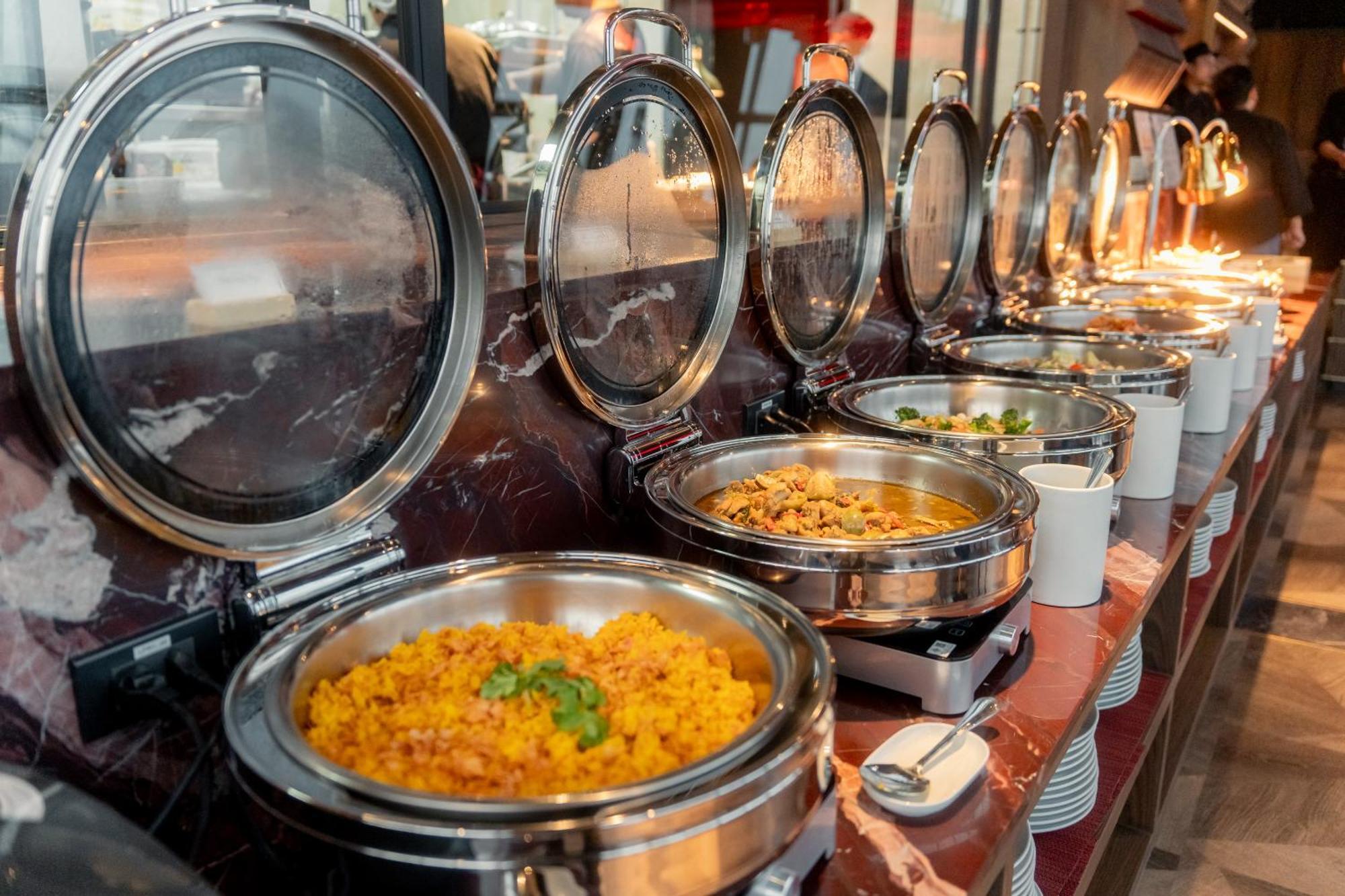 Ascott Embassy Sathorn Bangkok Ξενοδοχείο Εξωτερικό φωτογραφία A chafing dish buffet