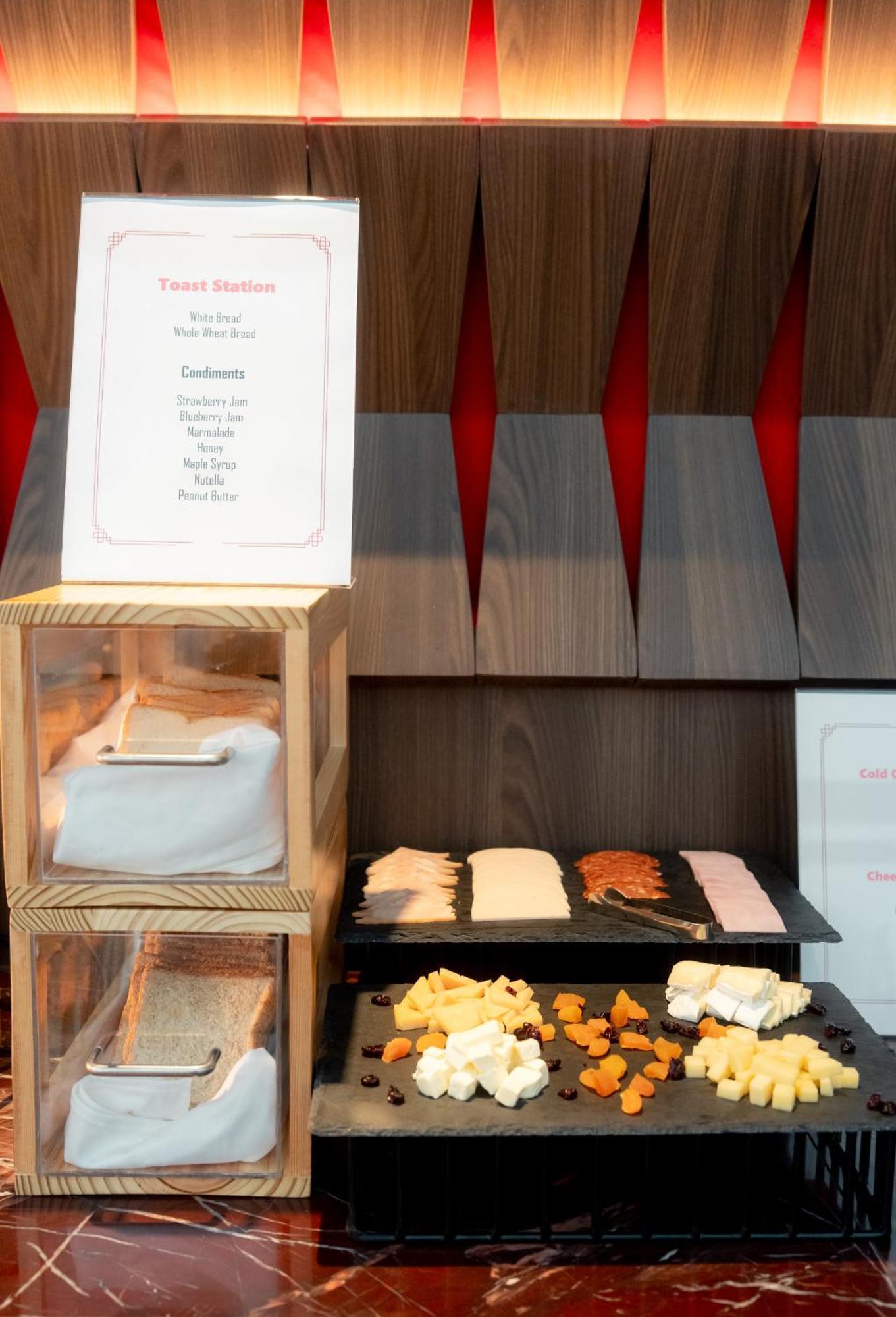 Ascott Embassy Sathorn Bangkok Ξενοδοχείο Εξωτερικό φωτογραφία A selection of cheese at a buffet