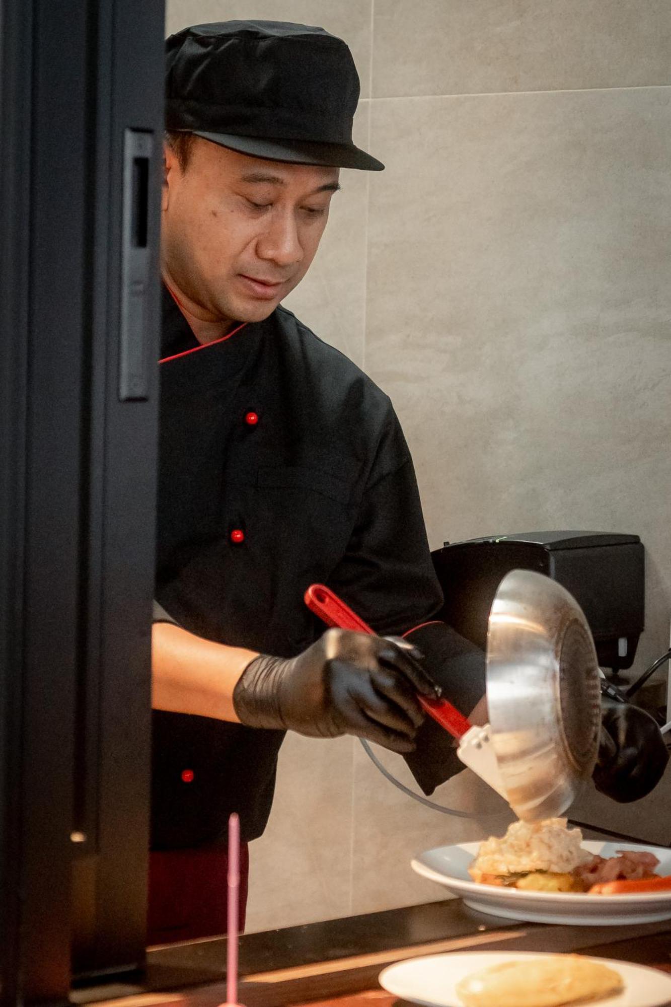 Ascott Embassy Sathorn Bangkok Ξενοδοχείο Εξωτερικό φωτογραφία A waiter writing down an order